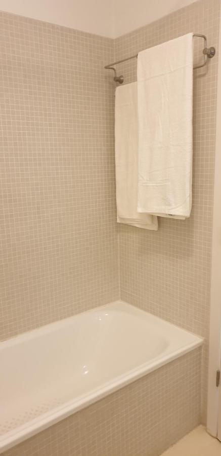Appartamento 5Min Walk From Subway Station & Free Parking Lisbona Esterno foto
